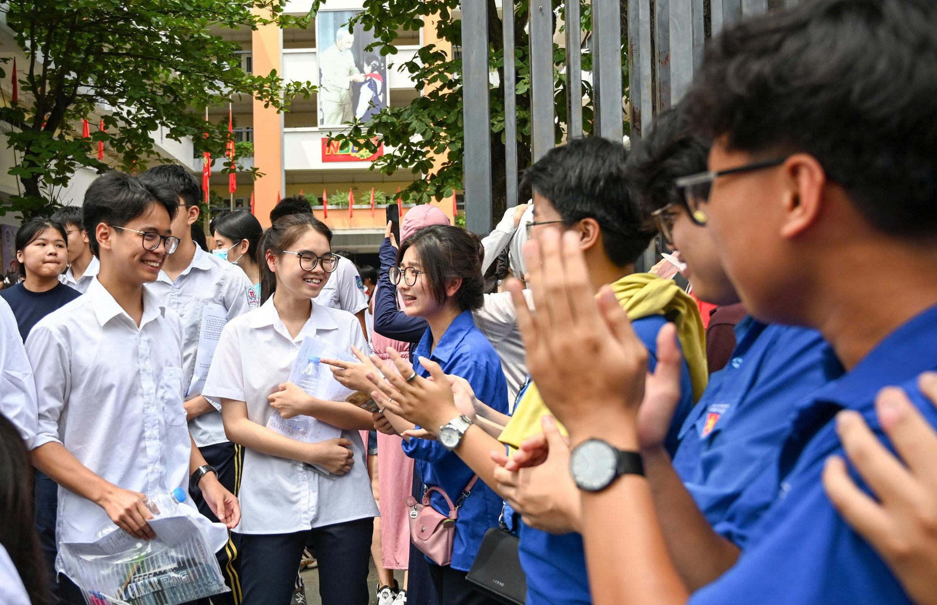 niem-vui-cua-cac-thi-sinh-sau-khi-hoan-thanh-tot-ky-thi-tuyen-sinh-vao-lop-10-cong-lap-nam-hoc-2025-2026.-anh-viet-thanh.jpg