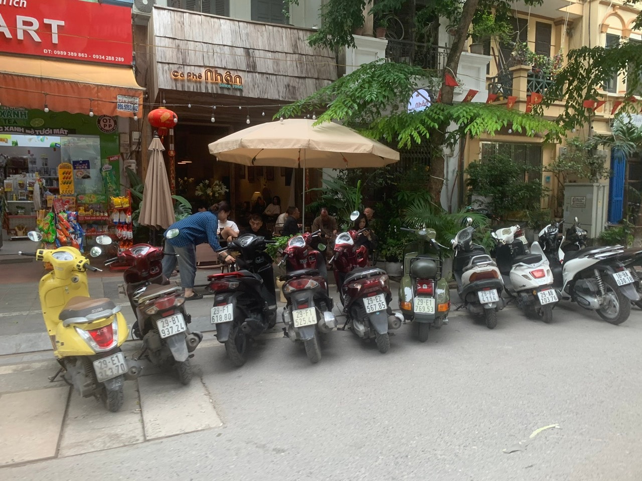 quan-ca-phe-tai-so-43-pho-vong-thi-quan-tay-ho-thuong-xuyen-chiem-dung-via-he-long-duong..jpg