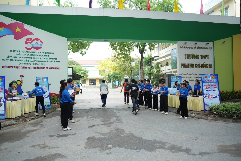 Ngay từ sớm, tại điểm thi trường THPT Phan Huy Chú - Đống Đa, các đội hình tiếp sức mùa thi đã sẵn sàng cổ vũ sĩ tử
