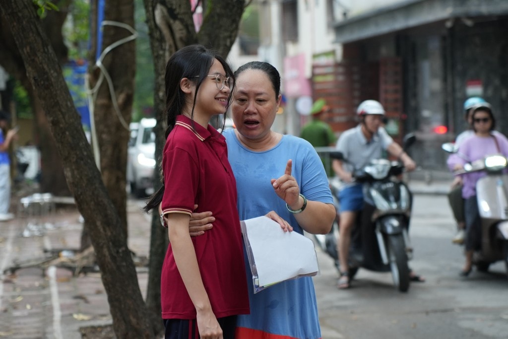 Lời dặn dò kỹ lưỡng cho cô gái bé nhỏ trước môn thi cuối cùng