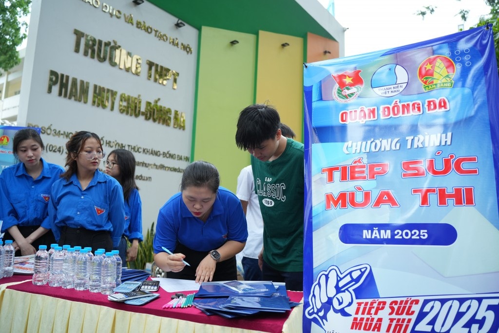 Ở môn thi cuối cùng - môn Toán, nhiều thí sinh quên máy tính, thước kẻ, bút chì,… được tình nguyện viên hỗ trợ cho mượn