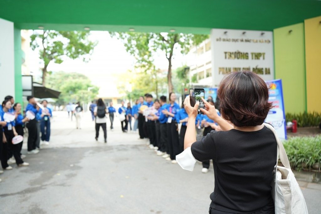 Nhiều phụ huynh ghi lại khoảnh khắc con em bước vào kỳ thi quan trọng nhất