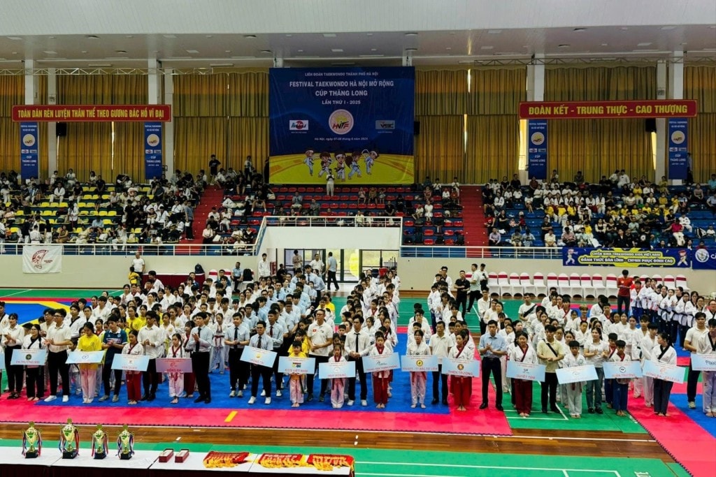 Đông đảo vận động viên tham gia chương trình khai mạc (Ảnh: Mai Hoa)