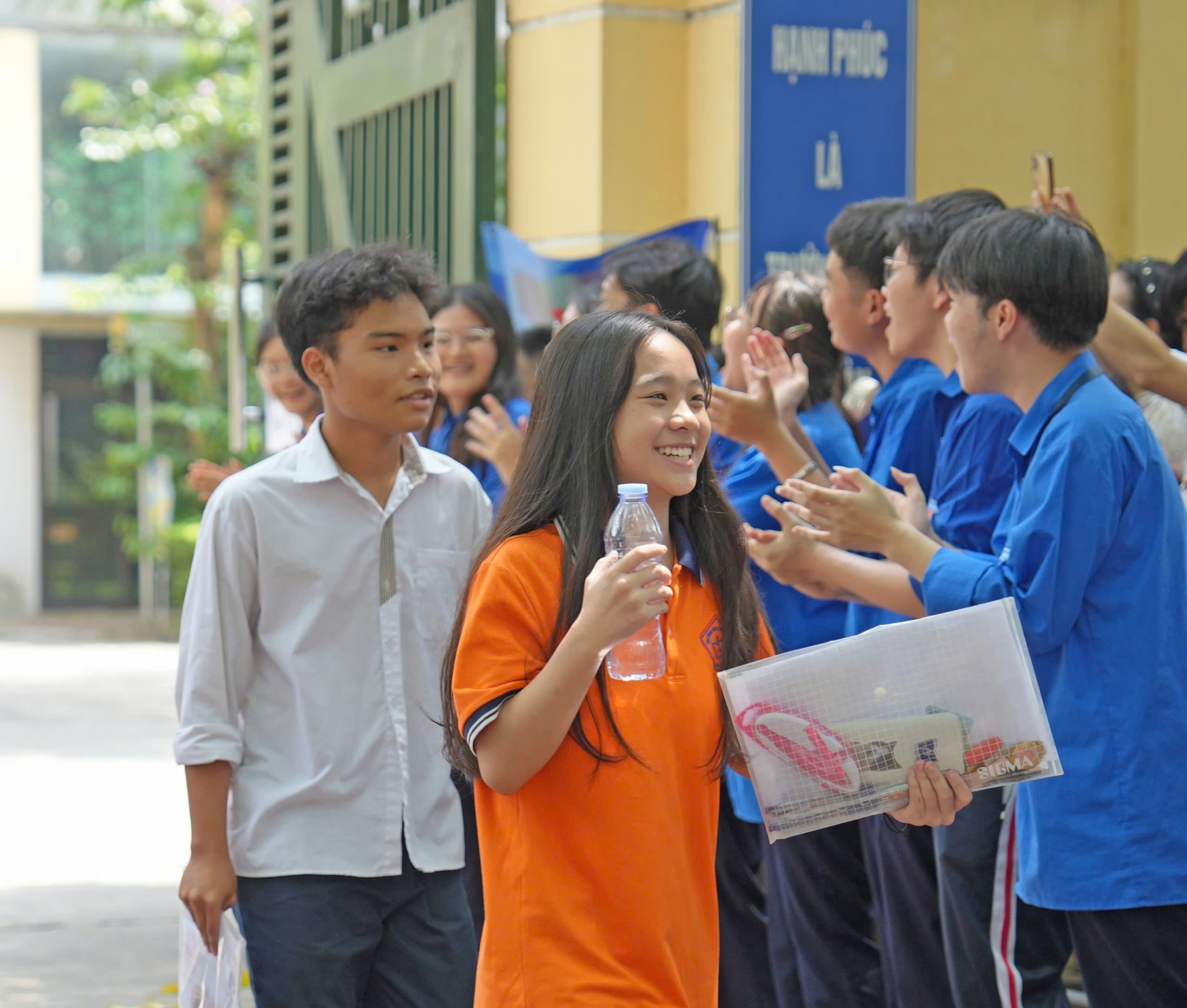 đa số các thí sinh có tâm trạng vui vẻ, thoải mái sau khi ra khỏi điểm thi. Nhiều em tự tin dự đoán điểm số cao