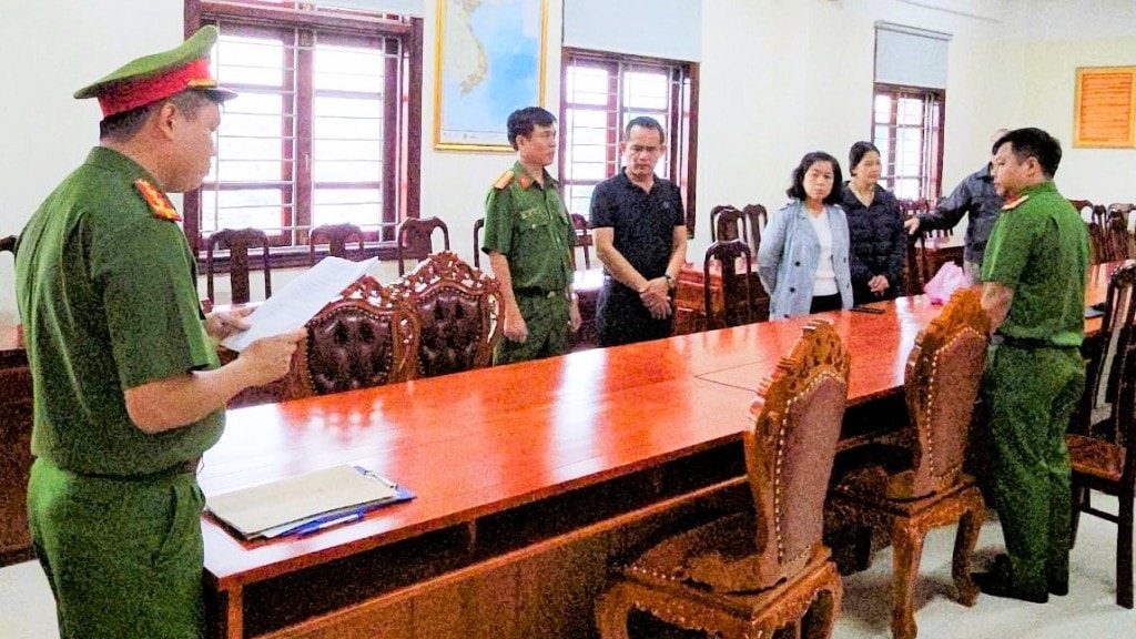 Cơ quan cảnh sát điều tra Công an tỉnh Lâm Đồng đọc lệnh bắt tạm giam đối với bị can Lê Văn Thanh (áo đen giữa)