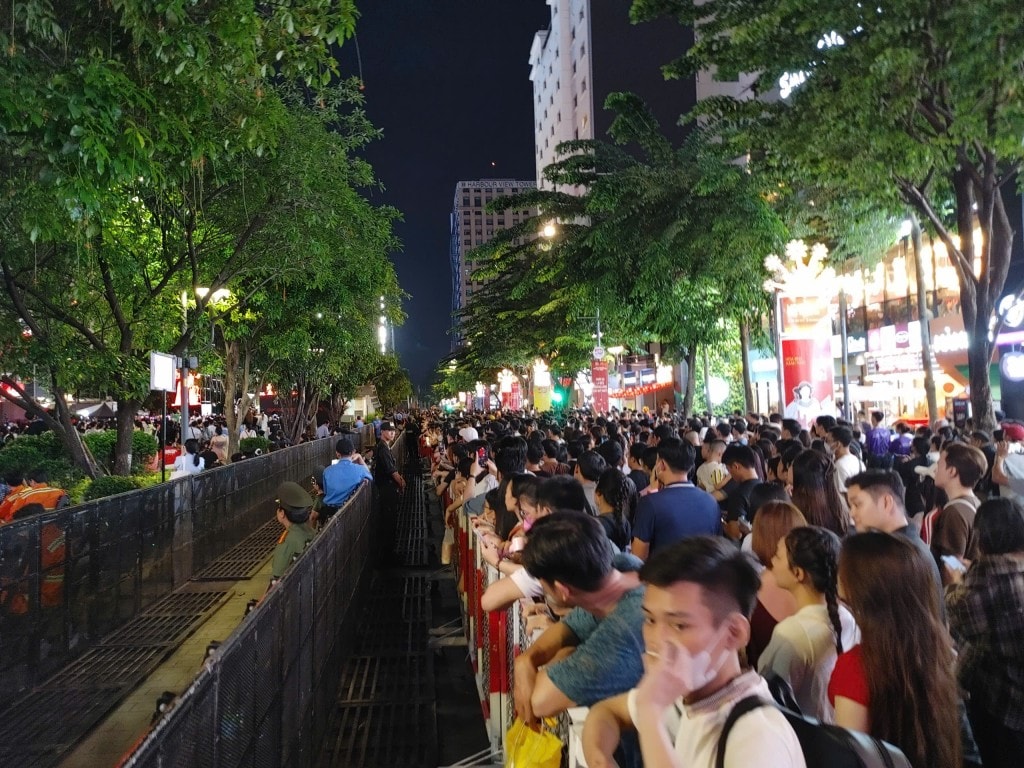 Phố đi bộ Nguyễn Huệ không còn chỗ chen chân