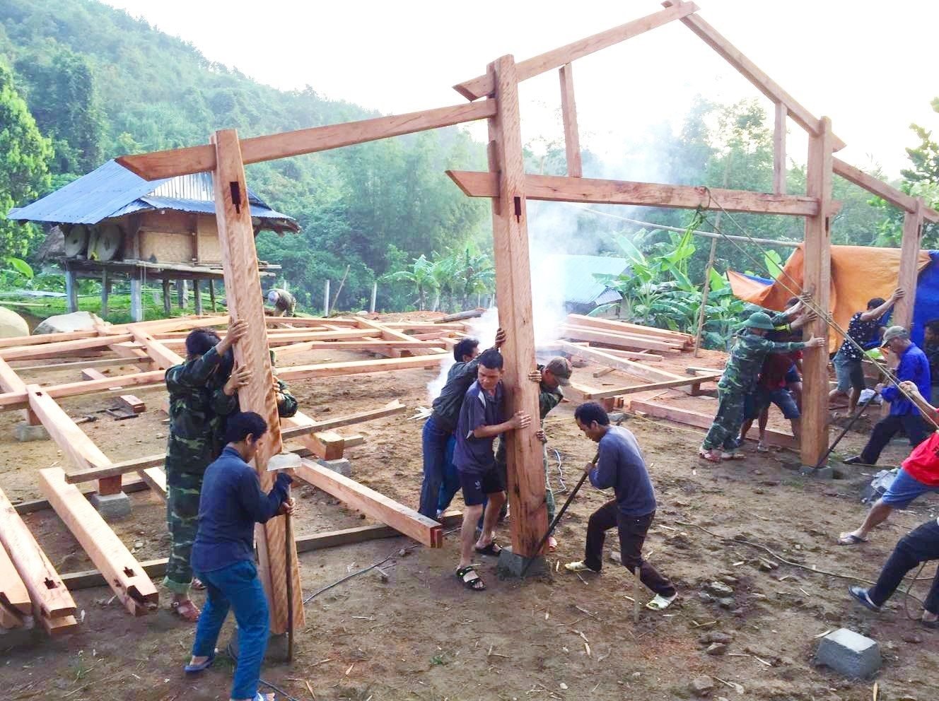 Thủ tướng yêu cầu quyết liệt, thần tốc hơn nữa, quyết tâm xoá nhà tạm, nhà dột nát trước 31/8/2025- Ảnh 1.