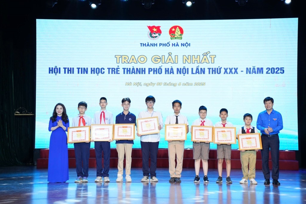 Tại chương trình, Thành đoàn Hà Nội, Sở Giáo dục Hà Nội trao giải Nhất Hội thi Tin học trẻ thành phố Hà Nội lần thứ XXX