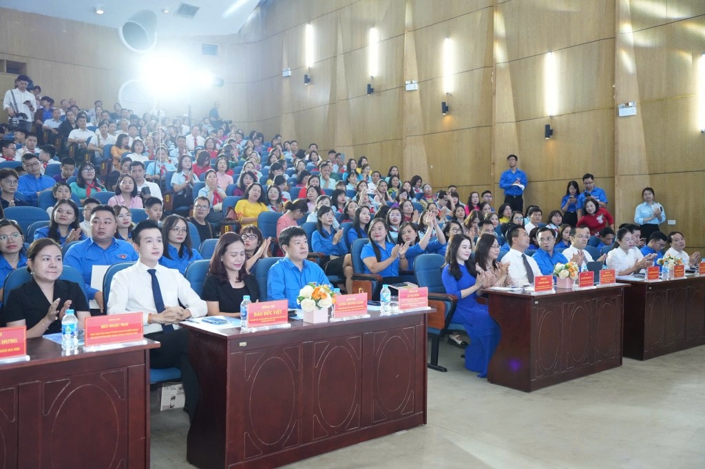 Các đại biểu tham dự chương trình