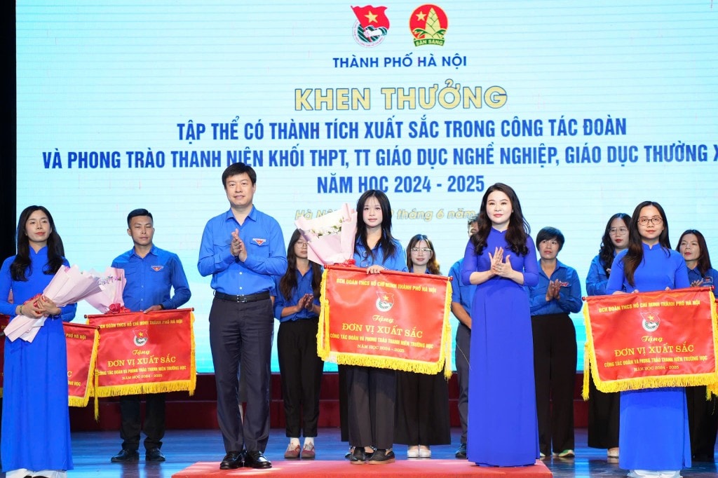 Các đồng chí Lê Hải Long, Chu Hồng Minh khen thưởng tập thể có thành tích xuất sắc trong công tác Đoàn, phong trào thanh niên khối THPT, Trung tâm giáo dục nghề nghiệp, giáo dục thường xuyên