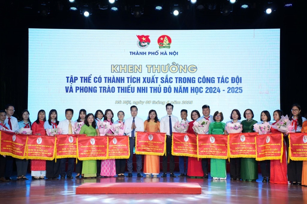 Đồng chí Trần Quang Hưng, Phó Bí thư Thành đoàn và đồng chí Đào Đức Việt, Phó Bí thư Thành đoàn, Chủ tịch Hội đồng Đội thành phố Hà Nội trao khen thưởng tới các tập thể có thành tích xuất sắc trong công tác Đội và phong trào thiếu nhi Thủ đô