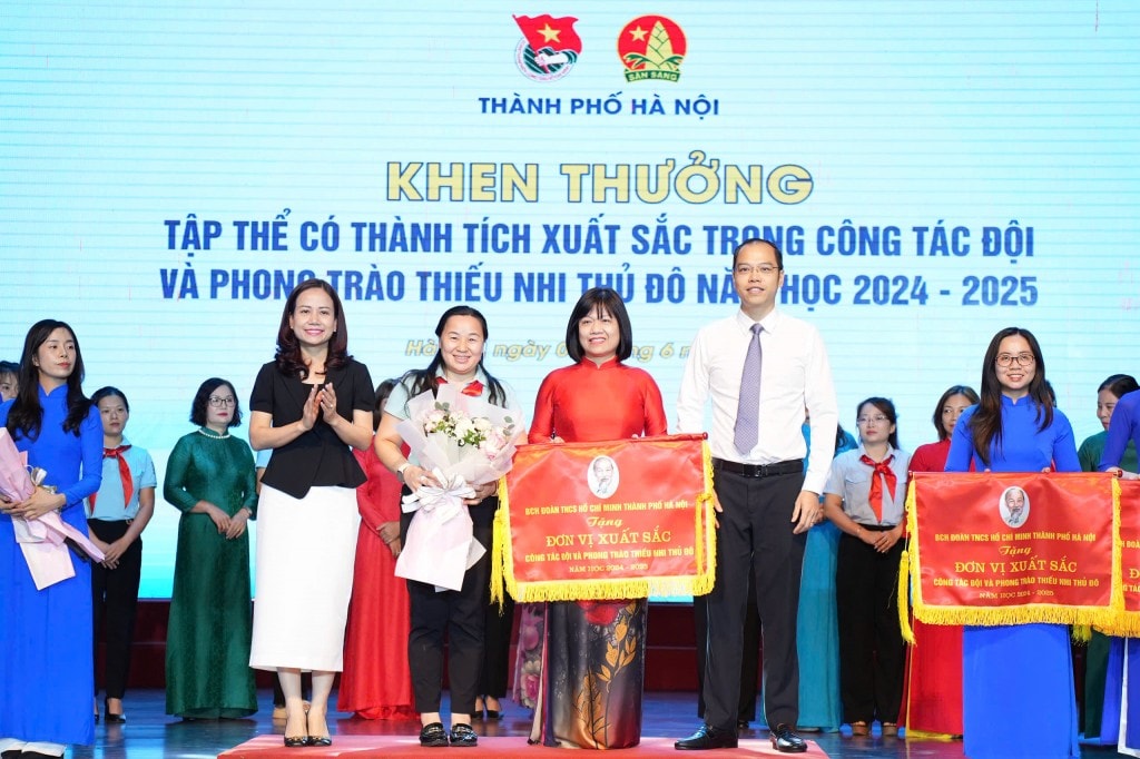 Đồng chí Nguyễn Tiến Hưng, Uỷ viên Ban Chấp hành Trung ương Đoàn, cùng lãnh đạo Sở GG&ĐT Hà Nội khen thưởng tập thể, cá nhân có thành tích xuất sắc trong công tác Đội và phong trào thiếu nhiChủ tịch Hội Sinh viên Việt Nam thành phố Hà Nội, Phó Bí thư Thành đoàn 