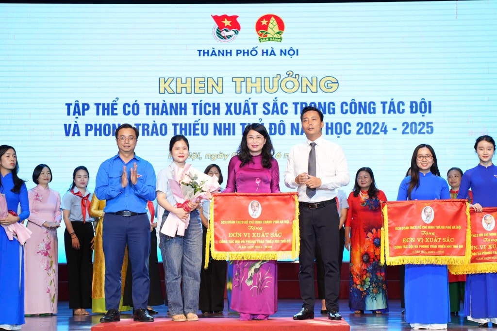 Đồng chí Nguyễn Đức Tiến, Chủ tịch Hội LHTN Việt Nam thành phố Hà Nội, Phó Bí thư Thành đoàn Hà Nội khen thương tập thể có thành tích xuất sắc trong công tác Đội và phong trào thiếu nhi