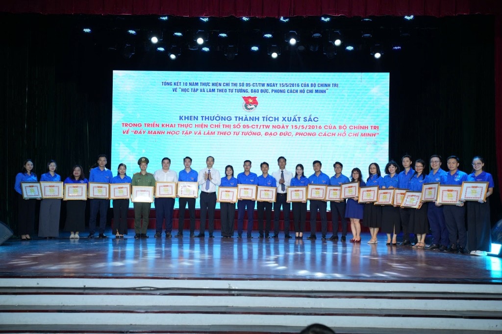 Thành đoàn Hà Nội khen thưởng các tập thể có thành tích xuất sắc trong triển khai thực hiện Chỉ thị số 05-CT/TW của bộ Chính trị