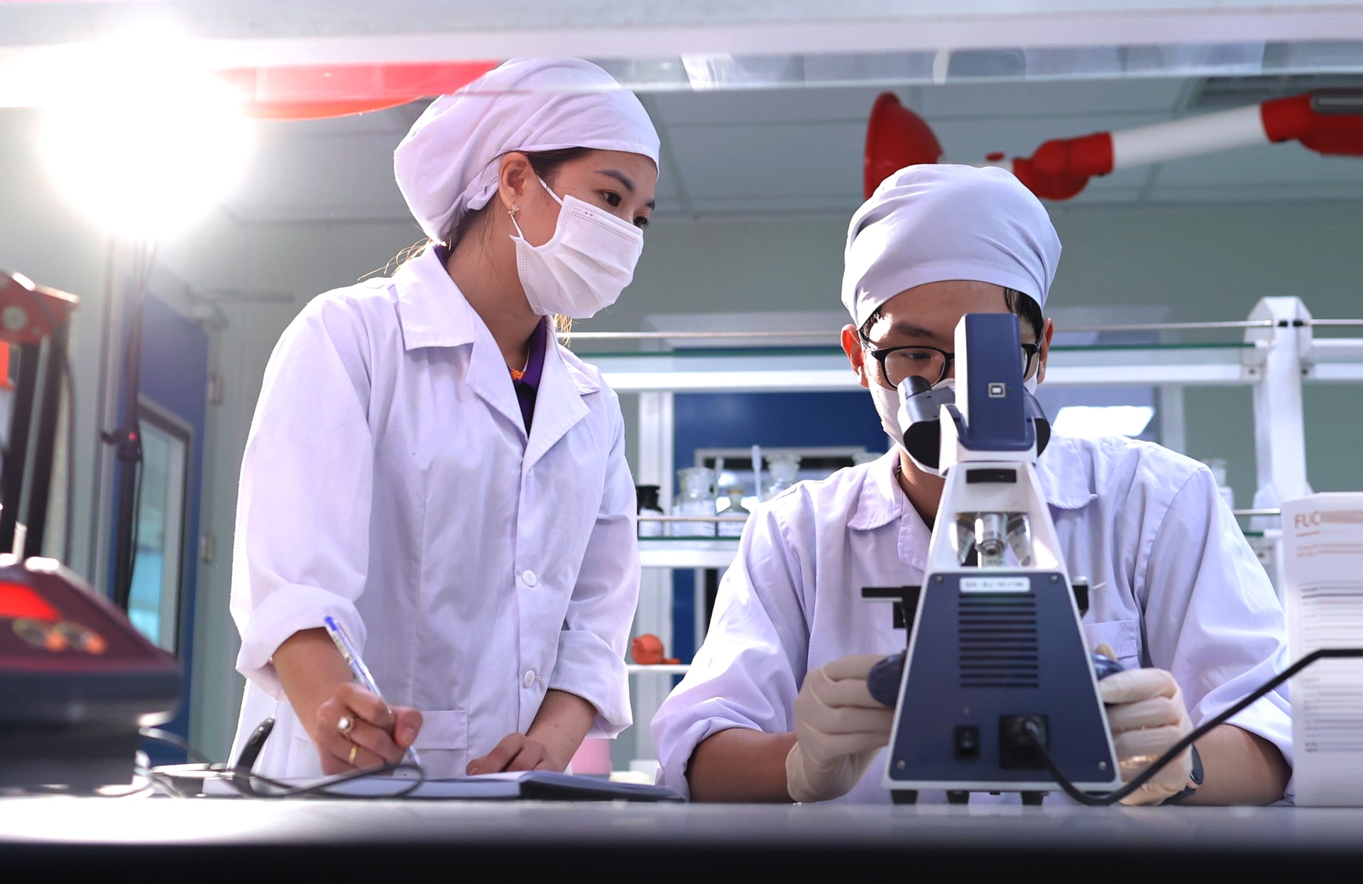 nghien-cuu-khoa-hoc-tai-phong-thi-nghiem-cua-nha-may-duoc-pham-cong-nghe-cao-cvi-pharma-khu-cong-nghe-cao-hoa-lac-..jpg
