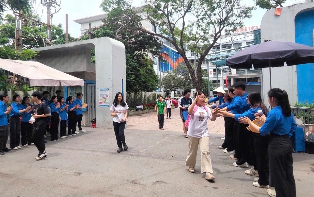thi-sinh-du-thi-vao-lop-10-trung-hoc-pho-thong-chuyen-tai-diem-thi-truong-trung-hoc-co-so-thanh-cong-quan-ba-dinh-ngay-9-6..jpg