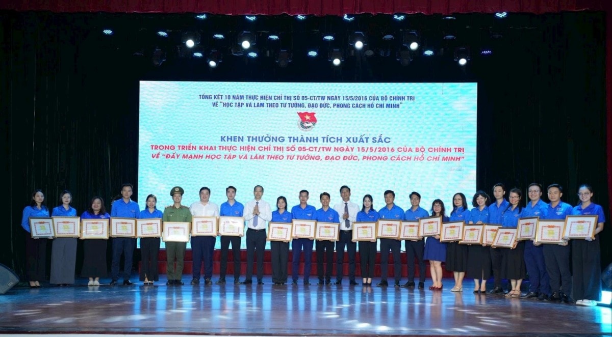 Khen thưởng các tập thể, cá nhân có thành tích xuất sắc trong thực hiện Chỉ thị số 05-CT/TƯ. 