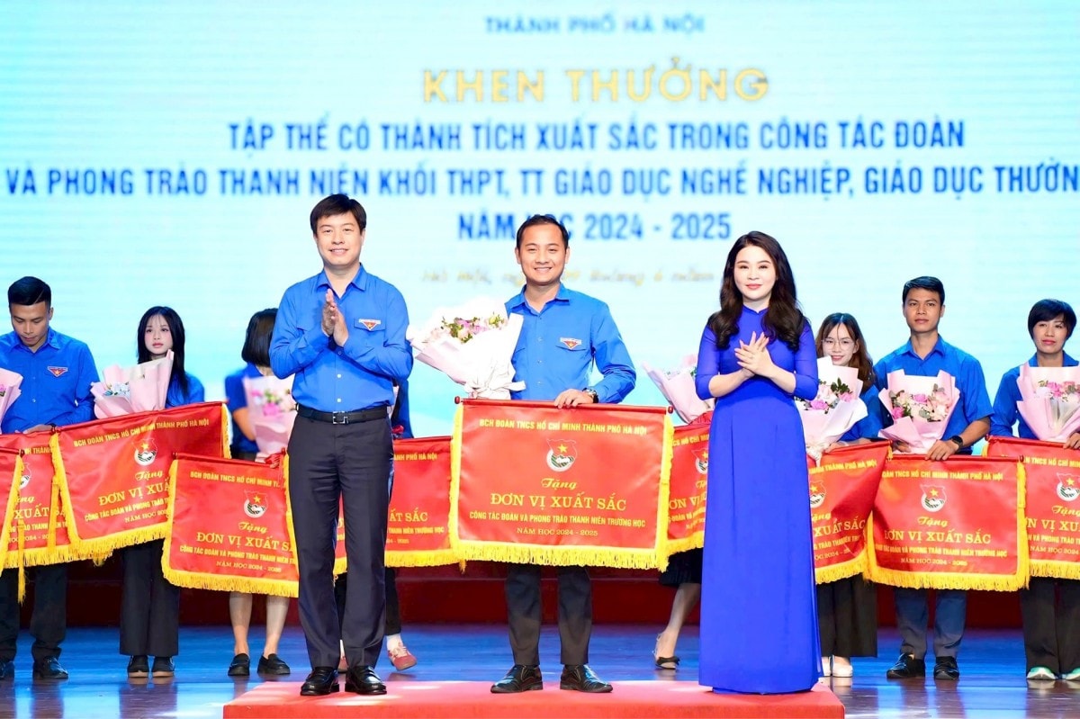 Đơn vị cơ sở đón nhận Cờ thi đua xuất sắc.