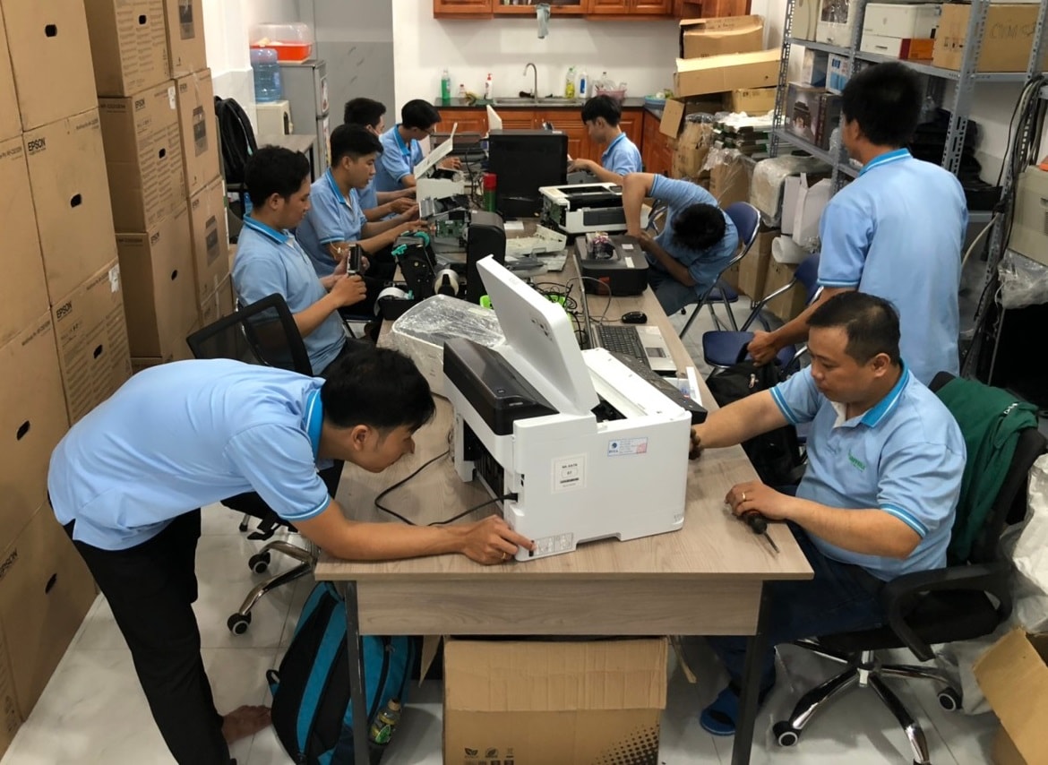 Những công việc thiên về kỹ thuật thu hút nhiều nam giới học nghề. Trong ảnh: Dịch vụ sửa máy in tại một công ty ở thành phố Hồ Chí Minh. Ảnh: Nam Khang