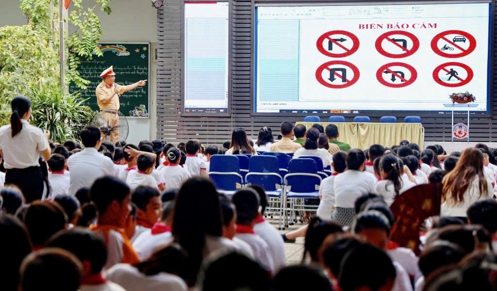 Bài 5: Gia đình, nhà trường, xã hội cùng chung tay