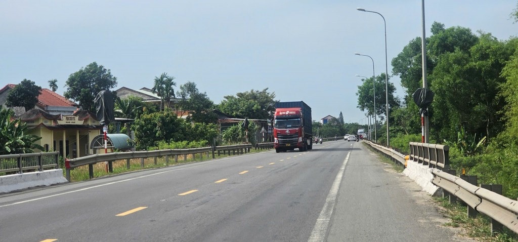 Quảng Nam: Hàng loạt biển báo giao thông bất ngờ bị bịt kín Quảng Nam: Hàng loạt biển báo giao thông bất ngờ bị bịt kín