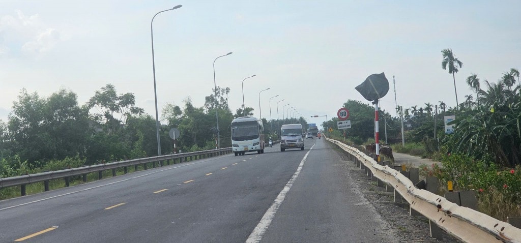Quảng Nam: Hàng loạt biển báo giao thông bất ngờ bị bịt kín Quảng Nam: Hàng loạt biển báo giao thông bất ngờ bị bịt kín