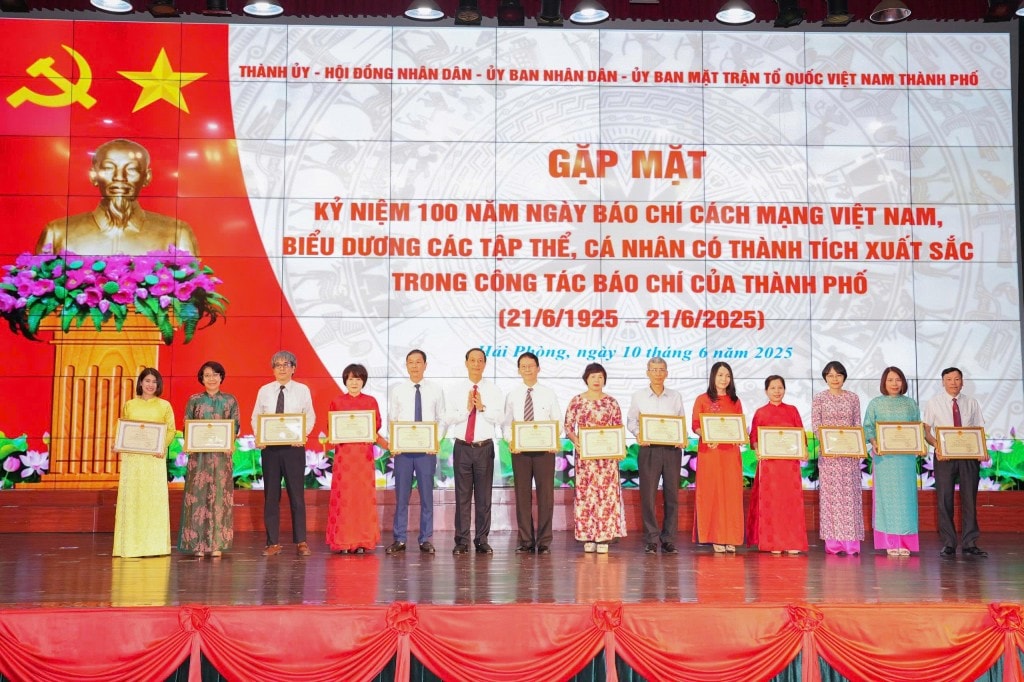 Đồng chí Đỗ Mạnh Hiến, Phó Bí thư Thường trực Thành ủy trao Bằng khen cho các cá nhân.