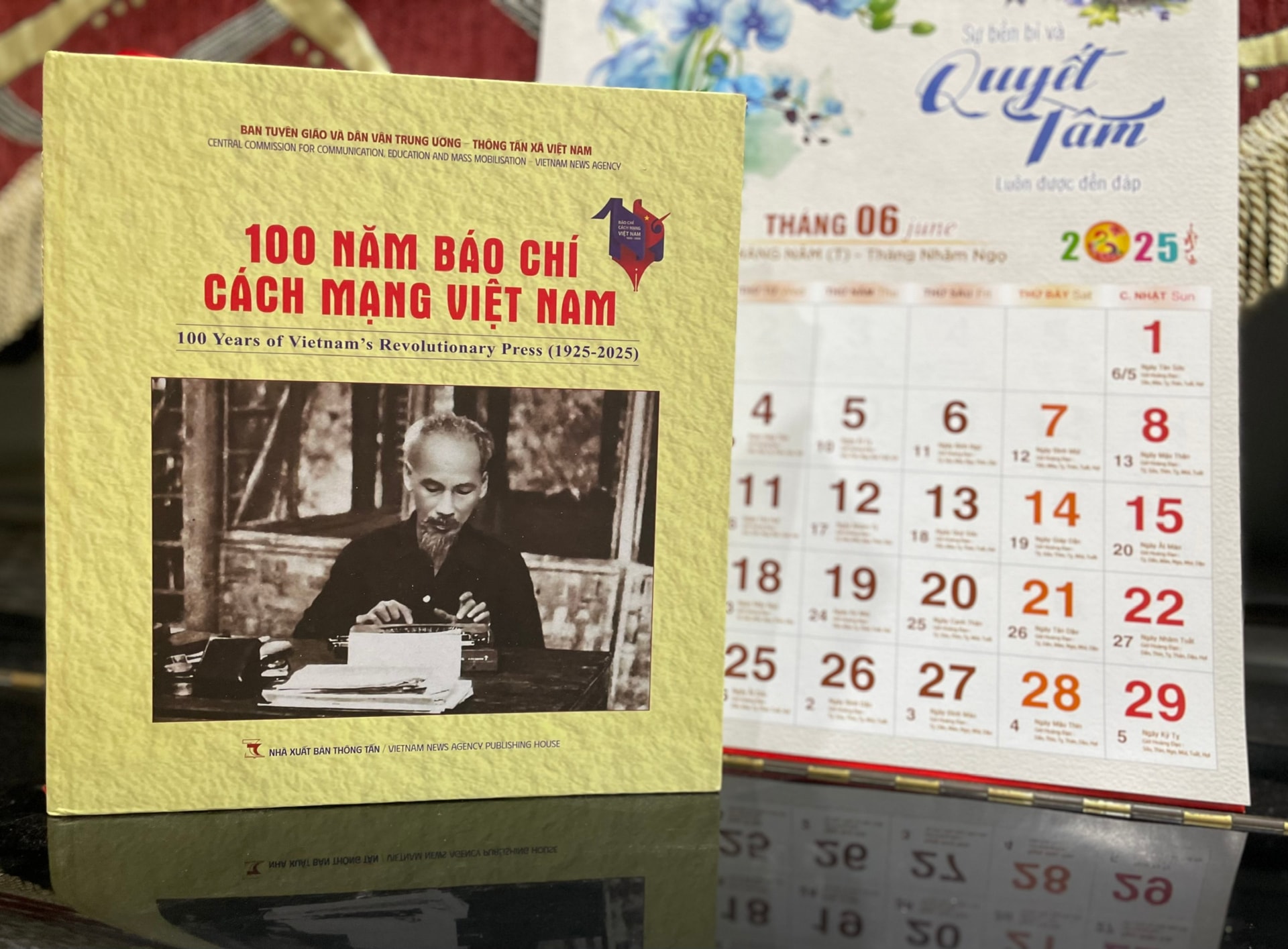 sach-anh-100-nam-bao-chi.jpg