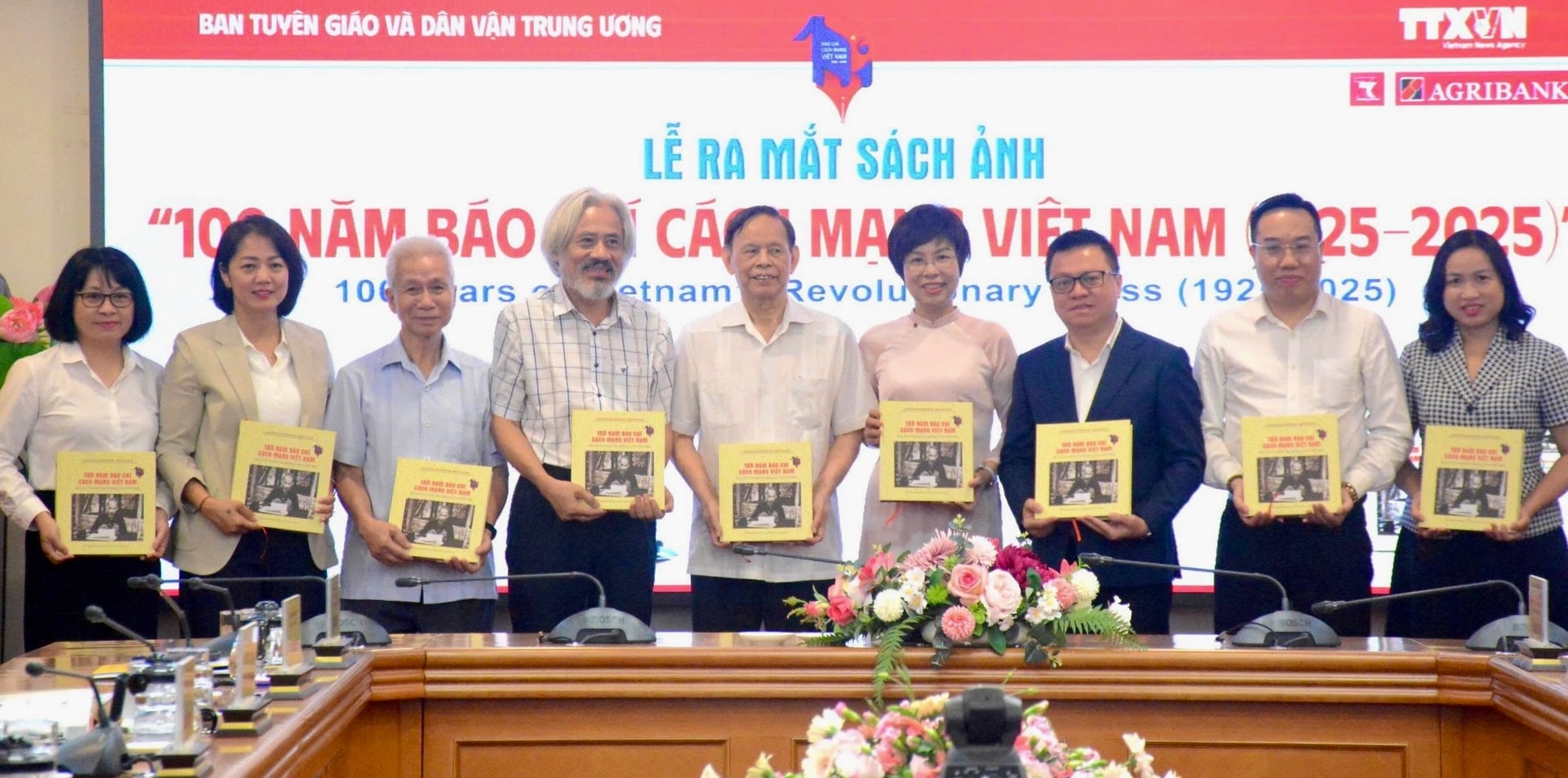 Trao tặng sách các đại biểu. Ảnh: H.Hoàng