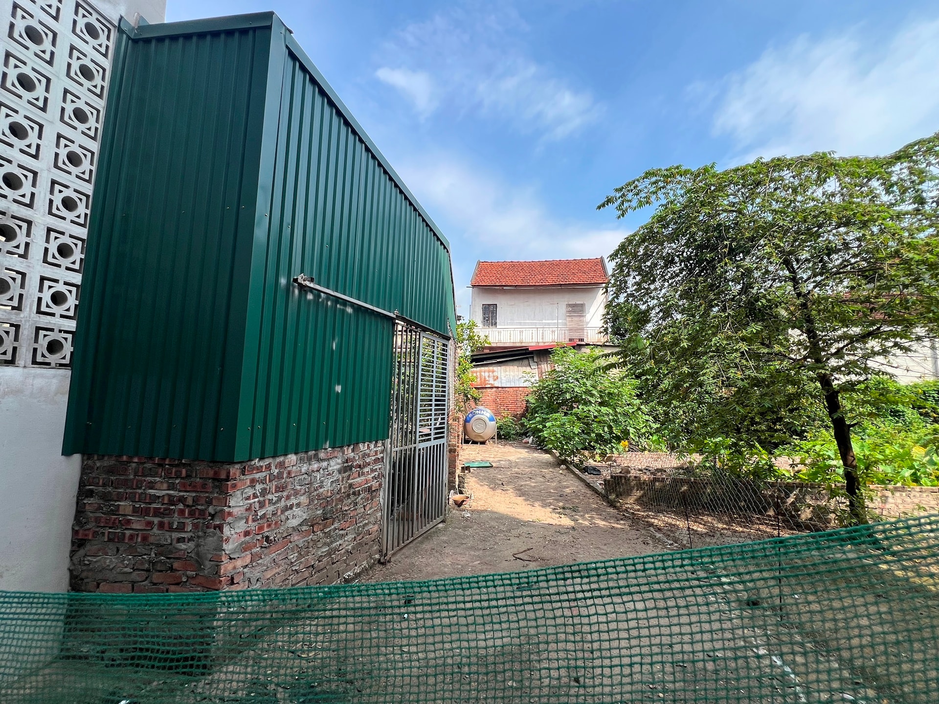 Công trình rộng 21,9m2 của hộ ông Hưng, bà Hoa xây trên ngõ đi chung tại cụm 5, xã Đan Phượng. Ảnh: TH