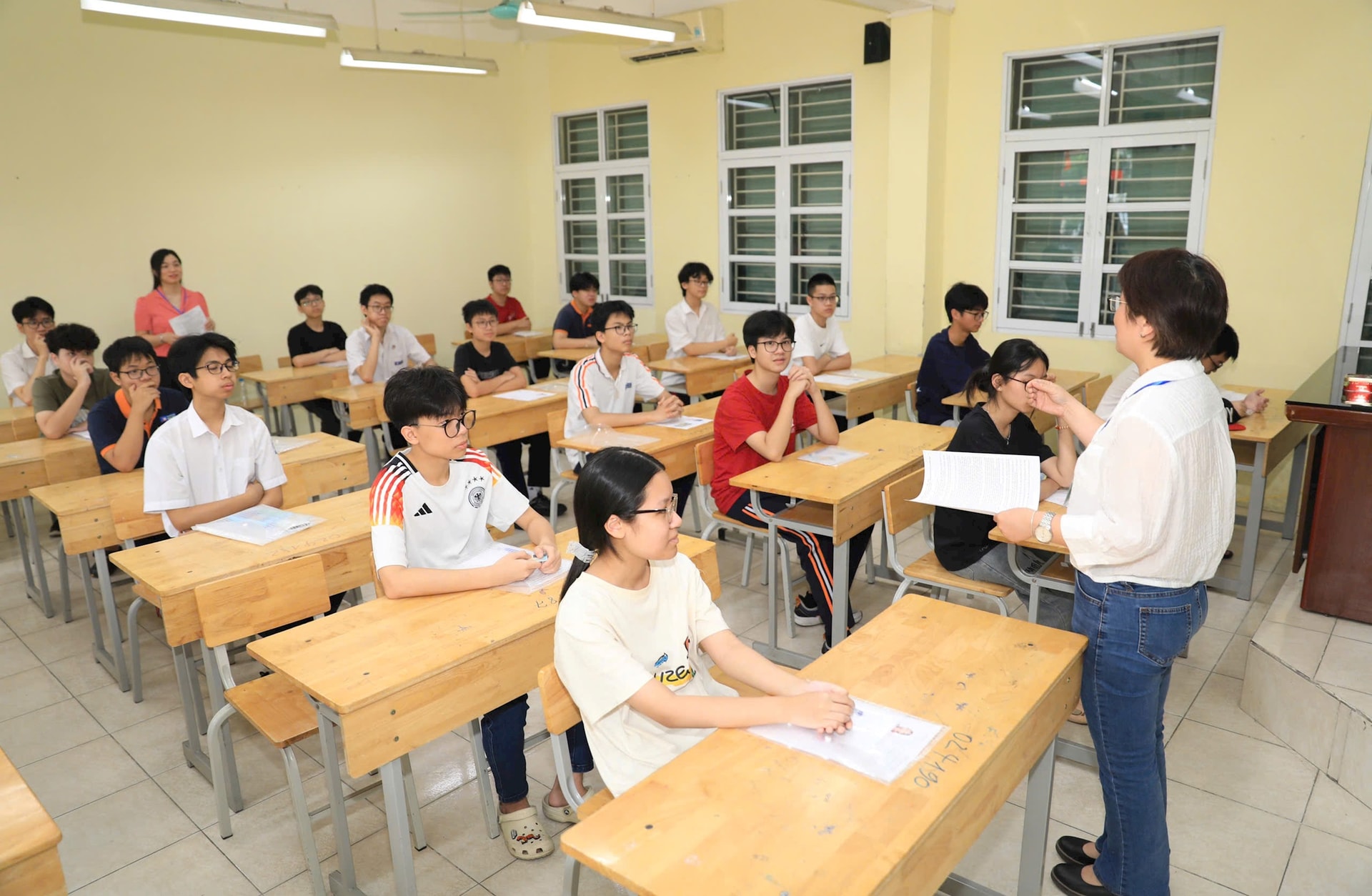 cac-thi-sinh-tham-gia-ky-thi-tuyen-sinh-vao-lop-10-trung-hoc-pho-thong-cong-lap-nam-hoc-2025-2026-tai-truong-trung-hoc-pho-thong-yen-hoa-quan-cau-giay-.-anh-do-tam.jpg