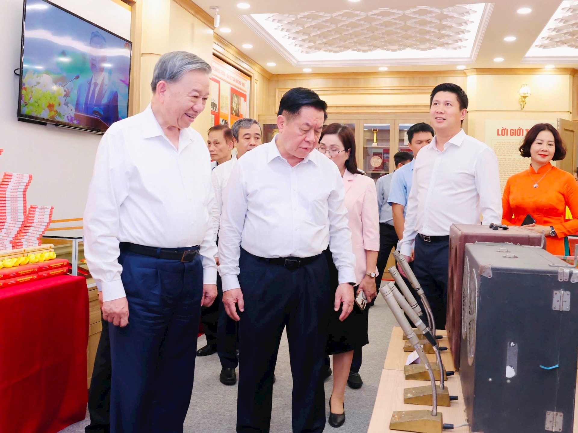 Tổng Bí thư Tô Lâm tham quan Phòng Truyền thống Ban Tuyên giáo và Dân vận Trung ương. Ảnh: Nhật Nam