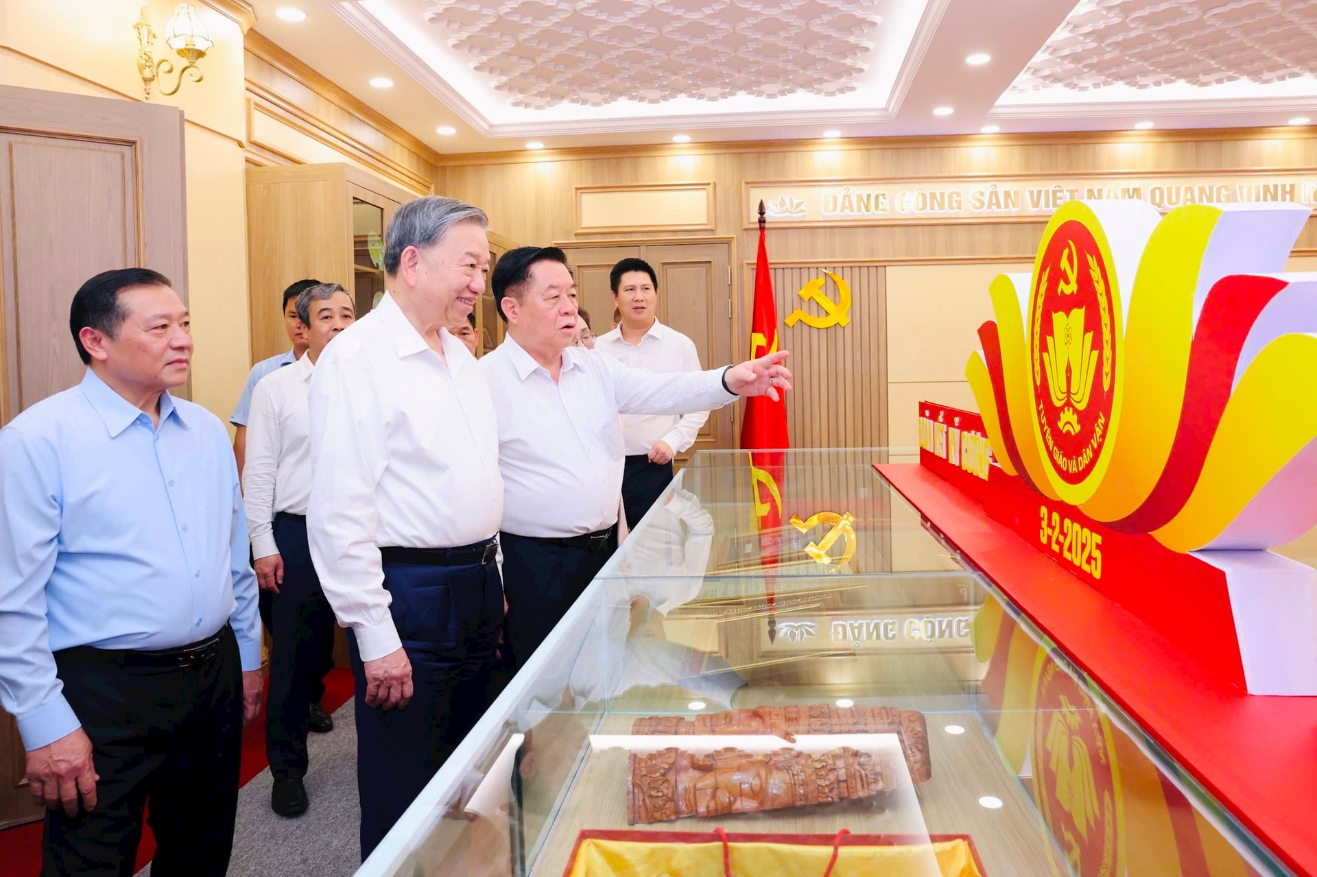 Tổng Bí thư Tô Lâm tham quan Phòng Truyền thống Ban Tuyên giáo và Dân vận Trung ương. Ảnh: Nhật Nam