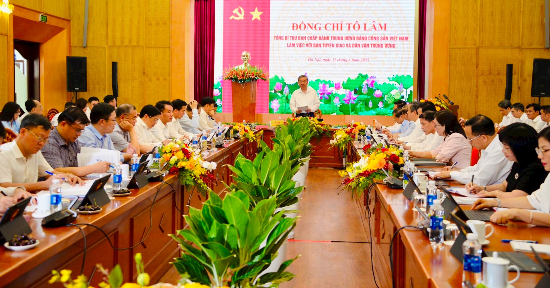 Toàn cảnh buổi làm việc. Ảnh: Nhật Nam