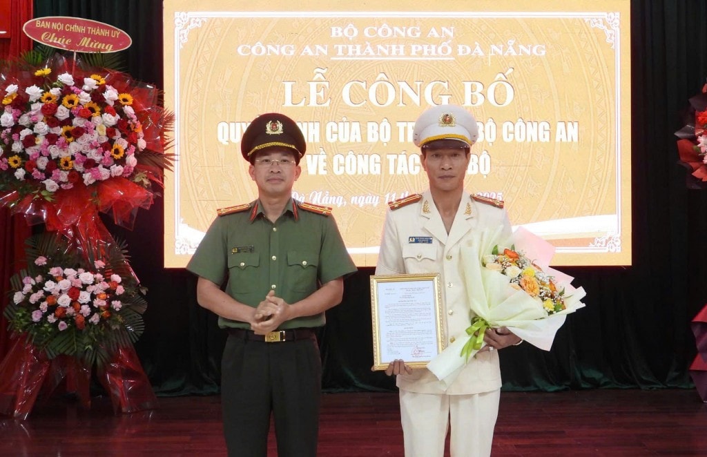 Thừa ủy quyền của Bộ trưởng Bộ Công an, Đại tá Nguyễn Đại Đồng trao Quyết định cho Thượng tá Trần Minh Nguyên (Ảnh: CA)