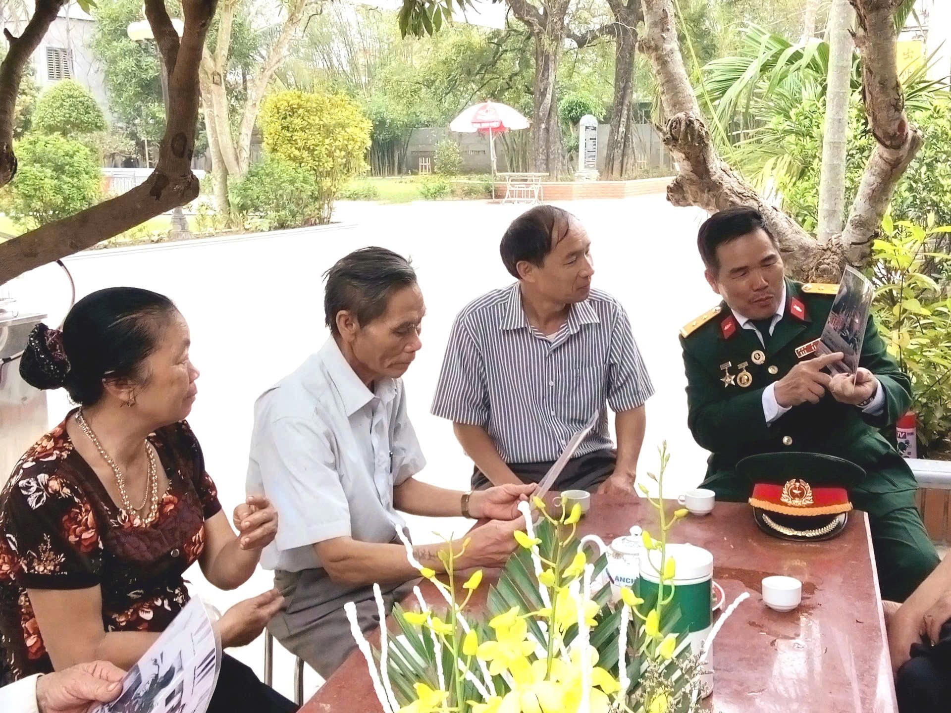 Cựu chiến binh Ngô Sỹ Nguyên thăm đồng đội, kể chuyện ngày giải phóng.