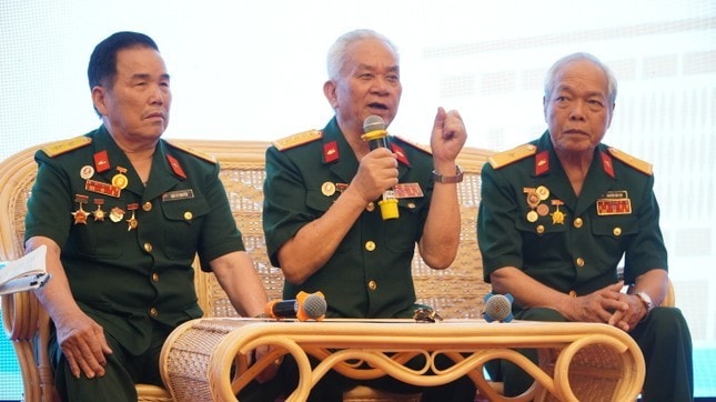 Ông Ngô Sỹ Nguyên (người ngồi ngoài cùng bên trái) cùng kíp chiến đấu xe tăng 390 kể lại khoảnh khắc lịch sử 50 năm trước