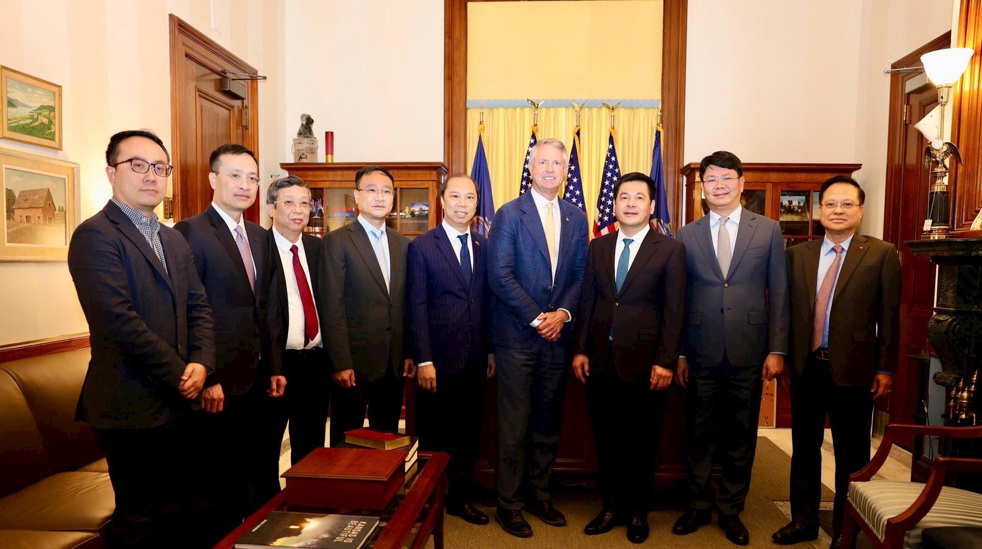 gen-h-bo-truong-bo-cong-thuong-nguyen-hong-dien-da-co-cuoc-lam-viec-voi-thuong-nghi-si-roger-marshall.jpg