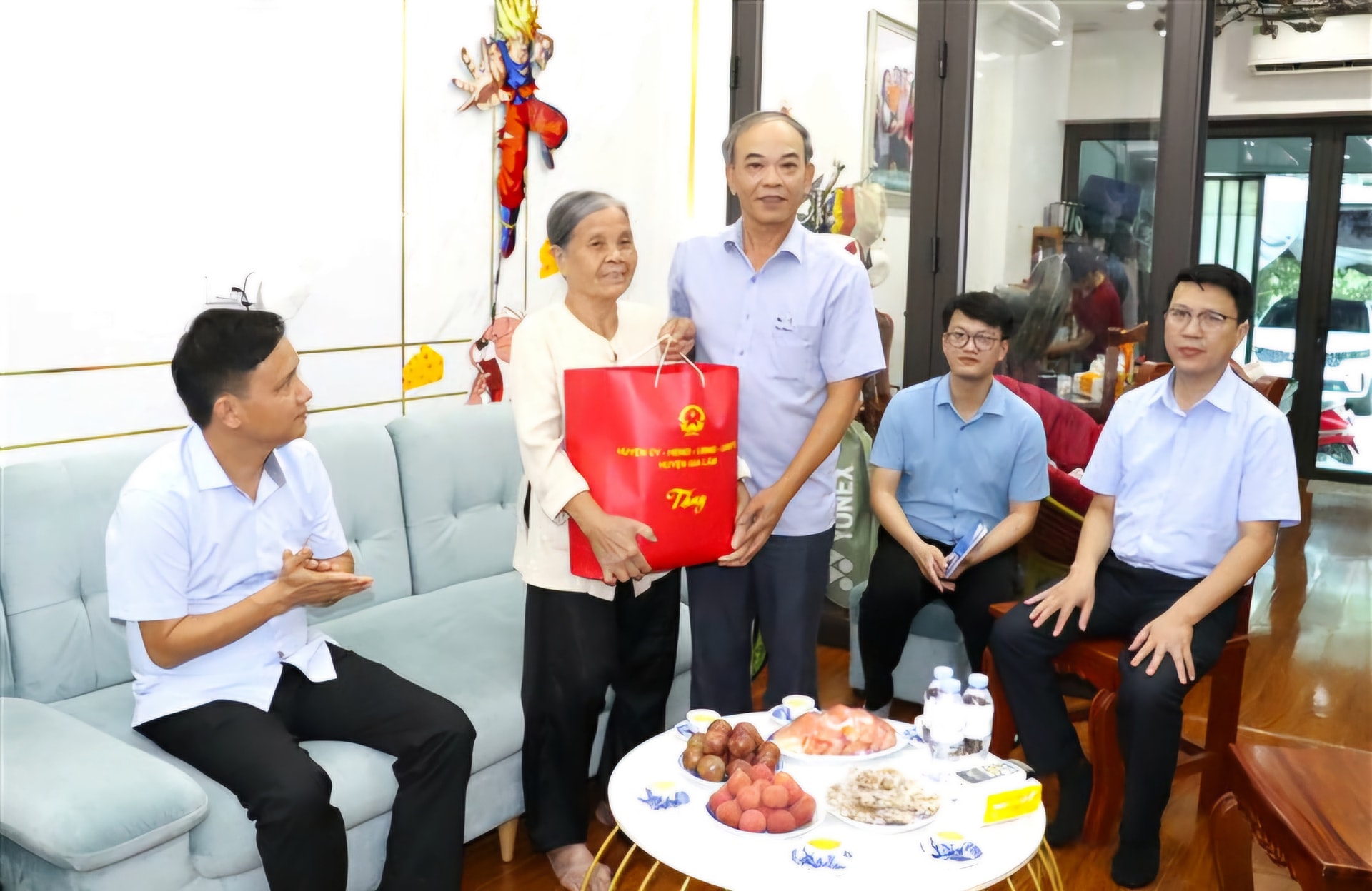 Đồng chí Nguyễn Tiến Việt- Phó Bí thư Thường trực Huyện ủy, Chủ tịch HĐND huyện Gia Lâm tặng quà gia đình bà Lương Thị Minh, vợ liệt sĩ Nguyễn Văn Nhẫn ở thôn 2 Giang Cao,xã Kim Đức. Ảnh: Vân Thư