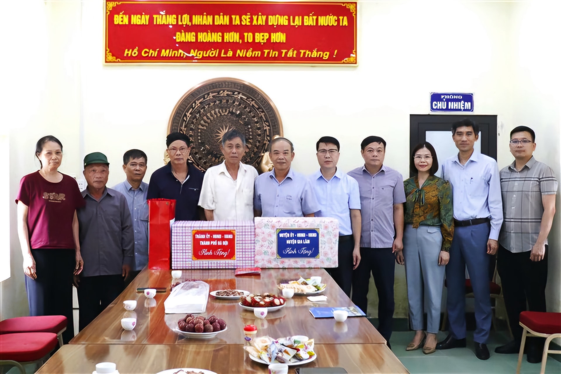 Đoàn công tác huyện Gia Lâm thăm hỏi, tặng quà Hợp tác xã 22/12, xã Kim Đức (huyện Gia Lâm), mong muốn tập thể hợp tác xã tiếp tục phát huy truyền thống cách mạng, giáo dục con cháu thi đua học tập, lao động sản xuất, tích cực tham gia, ủng hộ các phong trào thi đua yêu nước, góp phần xây dựng quê hương ngày càng giàu đẹp, văn minh. Ảnh: Vân Thư