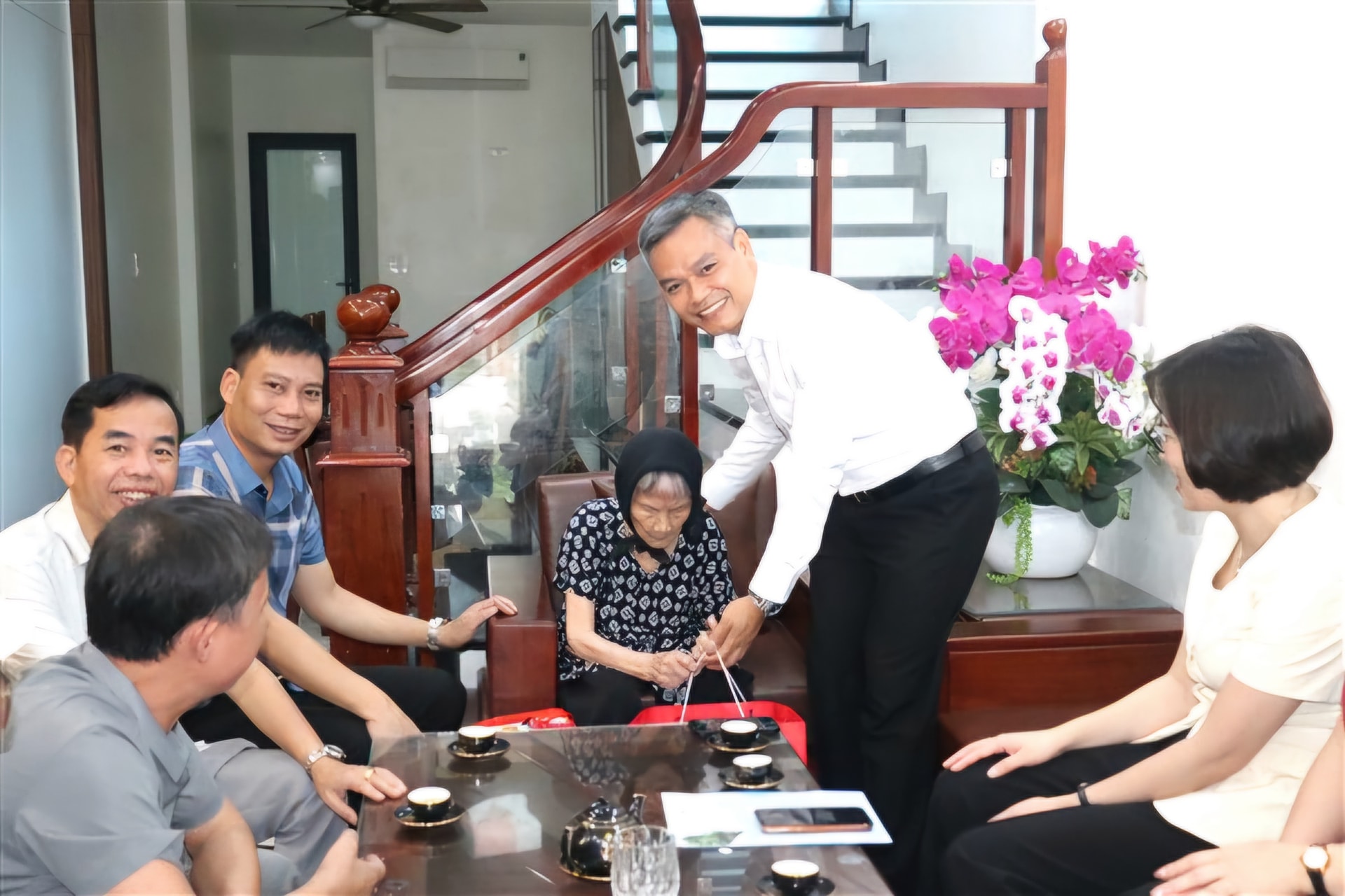 Trưởng ban Tuyên giáo và Dân vận Huyện ủy Gia Lâm Đào Xuân Trường thăm, tặng quà Mẹ Việt Nam Anh hùng Dương Thị Giót- xã Yên Viên (huyện Gia Lâm. Ảnh: Vân Thư
