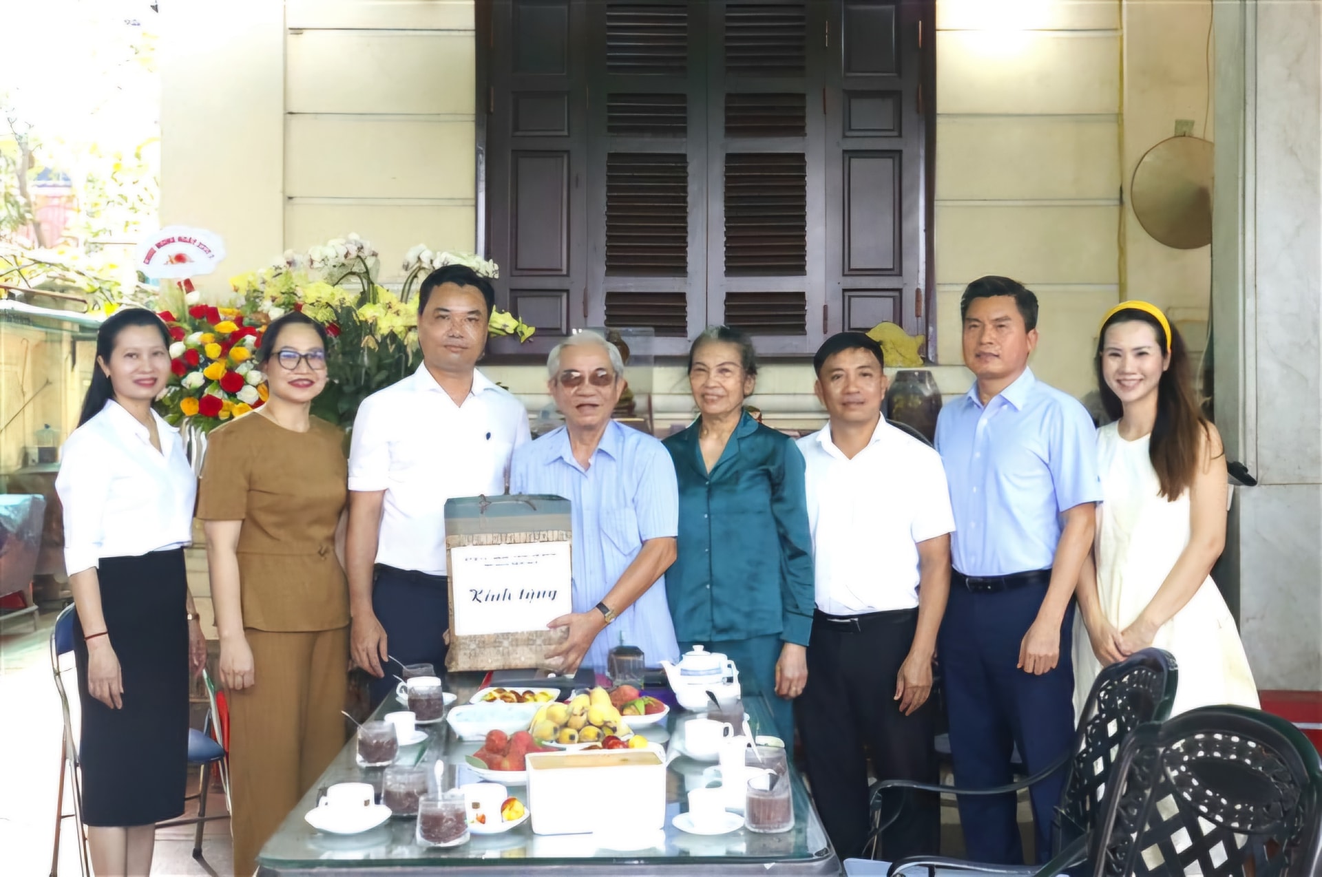 Lãnh đạo huyện Gia Lâm, thị trấn Trâu Quỳ tặng quà ông Lê Quý Đôn- tổ dân phố Bình Minh (thị trấn Trâu Quỳ), là thương binh 61%. Ảnh: Vân Thư