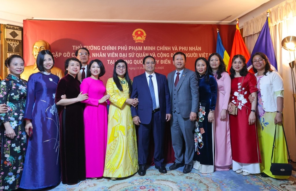 Thủ tướng Phạm Minh Chính và Phu nhân cùng các cán bộ, nhân viên Đại sứ quán và cộng đồng người Việt Nam tại Thuỵ Điển - Ảnh: VGP/Nhật Bắc Thủ tướng Phạm Minh Chính và Phu nhân cùng các cán bộ, nhân viên Đại sứ quán và cộng đồng người Việt Nam tại Thuỵ Điển - Ảnh: VGP/Nhật Bắc