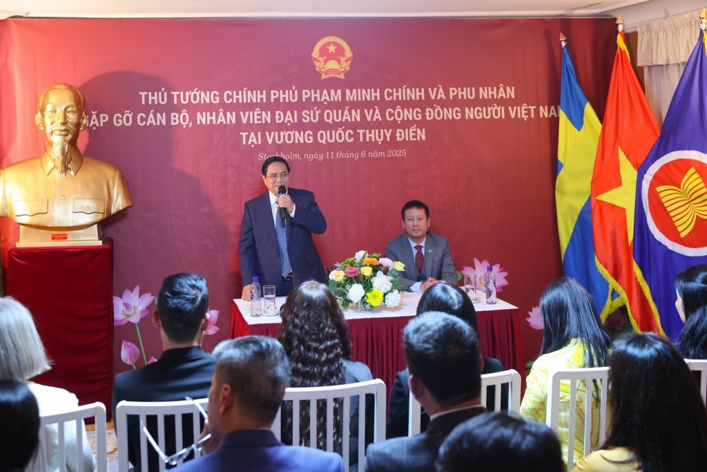 Thủ tướng bày tỏ xúc động trước tình cảm của cộng đồng người Việt Nam tại Thụy Điển, thể hiện trách nhiệm rất cao với Tổ quốc, xuất phát từ tấm lòng, trái tim của mình - Ảnh: VGP/Nhật Bắc Thủ tướng bày tỏ xúc động trước tình cảm của cộng đồng người Việt Nam tại Thụy Điển, thể hiện trách nhiệm rất cao với Tổ quốc, xuất phát từ tấm lòng, trái tim của mình - Ảnh: VGP/Nhật Bắc