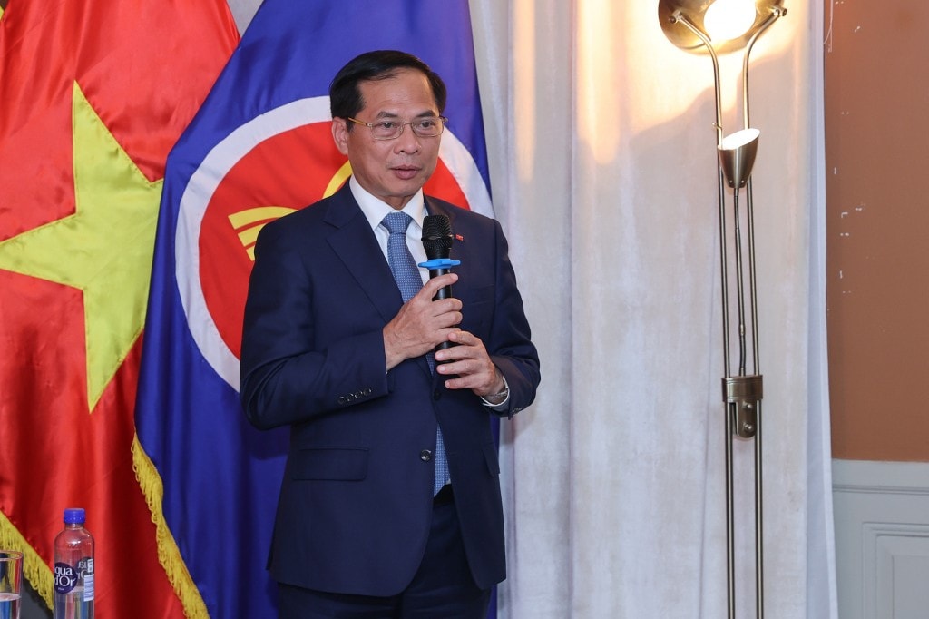 Phó Thủ tướng Bùi Thanh Sơn giải đáp các đề xuất, chia sẻ của cộng đồng người Việt Nam tại Thụy Điển - Ảnh: VGP/Nhật Bắc Phó Thủ tướng Bùi Thanh Sơn giải đáp các đề xuất, chia sẻ của cộng đồng người Việt Nam tại Thụy Điển - Ảnh: VGP/Nhật Bắc