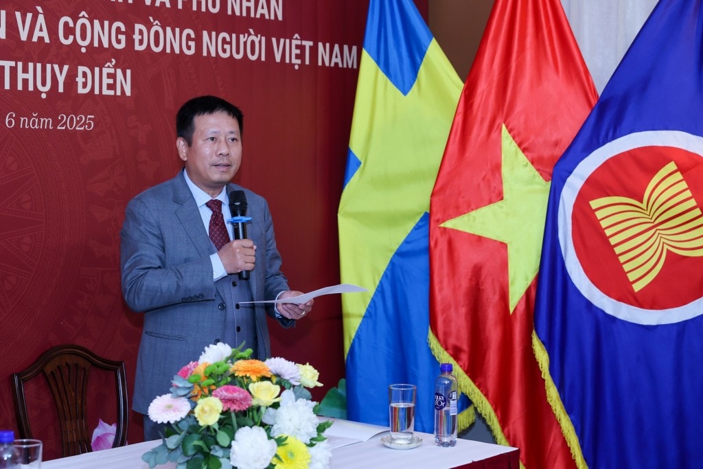Đại sứ Việt Nam tại Thuỵ Điển Trần Văn Tuấn báo cáo - Ảnh: VGP/Nhật Bắc Đại sứ Việt Nam tại Thuỵ Điển Trần Văn Tuấn báo cáo - Ảnh: VGP/Nhật Bắc