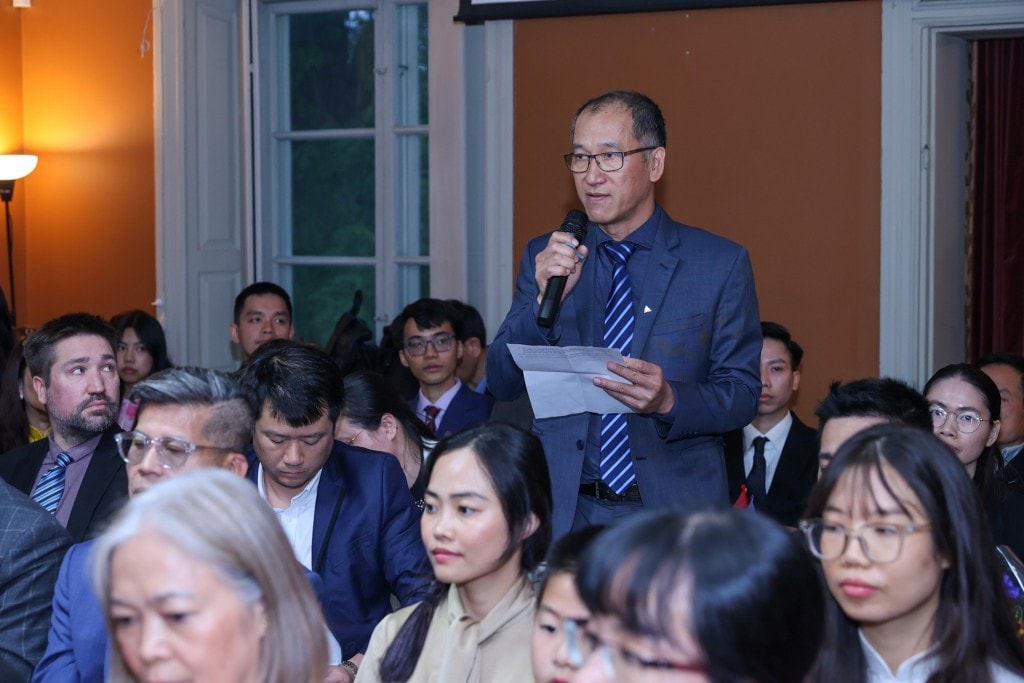 Ông Đỗ Quang Minh, Chủ tịch Hội Chuyên gia Khoa học công nghệ Việt Nam tại Thụy Điển mong muốn tăng cường kết nối với các hội chuyên gia trong nước để giao lưu, chia sẻ kinh nghiệm và hỗ trợ chuyển giao công nghệ tiên tiến từ Thụy Điển về Việt Nam, góp phần phát triển đất nước - Ảnh: VGP/Nhật Bắc Ông Đỗ Quang Minh, Chủ tịch Hội Chuyên gia Khoa học công nghệ Việt Nam tại Thụy Điển mong muốn tăng cường kết nối với các hội chuyên gia trong nước để giao lưu, chia sẻ kinh nghiệm và hỗ trợ chuyển giao công nghệ tiên tiến từ Thụy Điển về Việt Nam, góp phần phát triển đất nước - Ảnh: VGP/Nhật Bắc