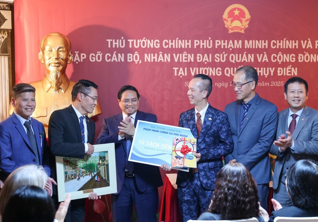 Thủ tướng Phạm Minh Chính và Phu nhân tặng Tủ sách tiếng Việt cho cộng đồng người Việt Nam tại Thụy Điển - Ảnh: VGP/Nhật Bắc Thủ tướng Phạm Minh Chính và Phu nhân tặng Tủ sách tiếng Việt cho cộng đồng người Việt Nam tại Thụy Điển - Ảnh: VGP/Nhật Bắc
