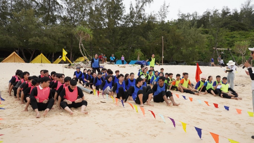 Tuổi trẻ Phú Yên cùng nhau tham gia các hoạt động vui chơi, tăng cường sự gắn bó trong khuôn khổ chương trình hướng về biển đảo quê hương.