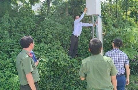 Tổ công tác kiểm tra thi công, lắp đặt, hệ thống camera giám sát (Ảnh: Công an Quảng Ngãi)